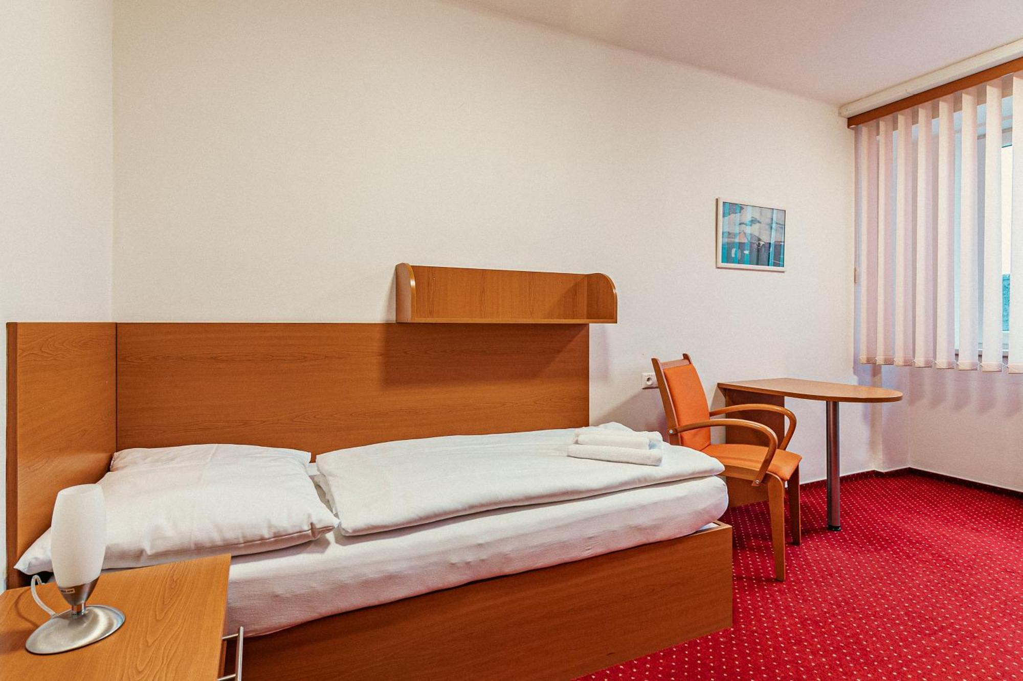 Hotel Garni Vsb Ostrava Bagian luar foto